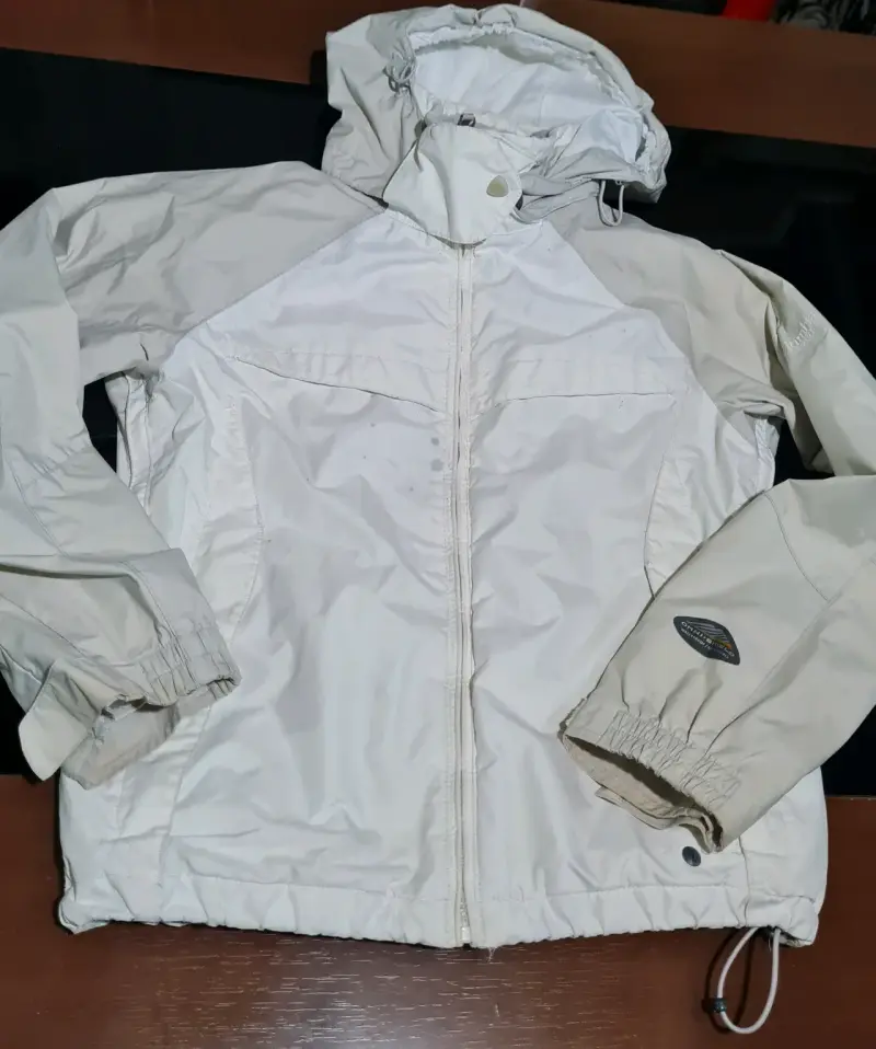 Chaqueta impermeable beige - 1