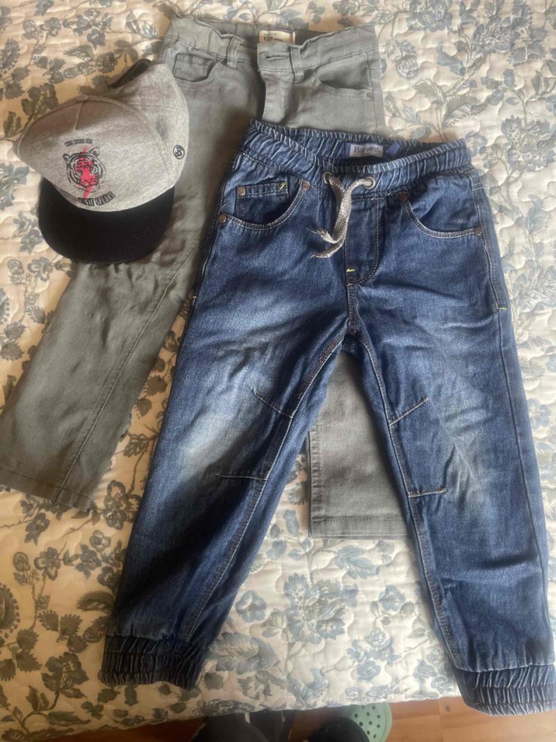 Pantalones y gorra para niño
