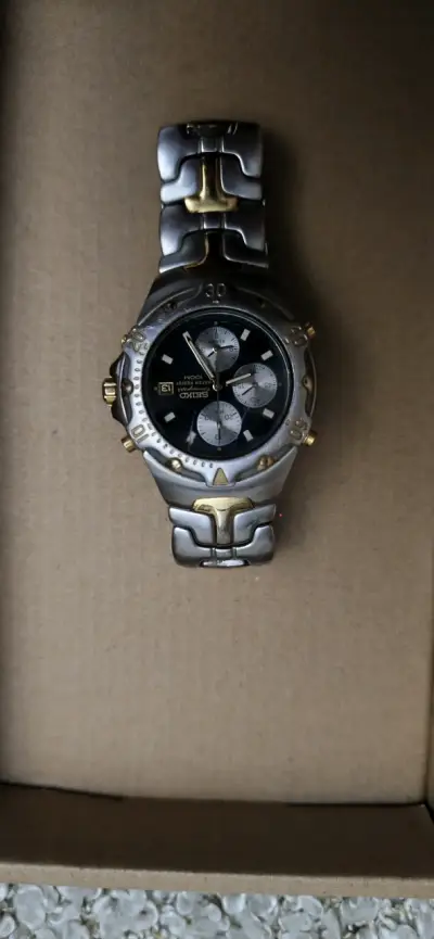 Reloj cronógrafo Seiko dorado y plateado - miniatura 4