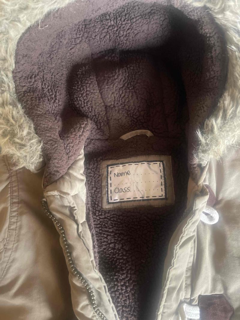Chaqueta beige con capucha de piel - 2