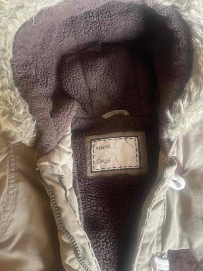 Chaqueta beige con capucha de piel - miniatura 2