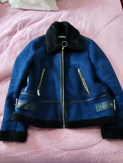 Chaqueta azul con cuello forrado - miniatura 1