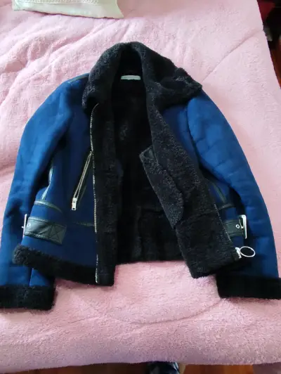 Chaqueta azul con cuello forrado - miniatura 2