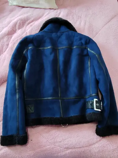 Chaqueta azul con cuello forrado - miniatura 3