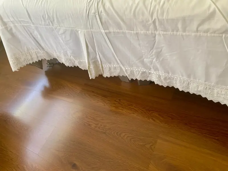 Faldón de cama de broderie