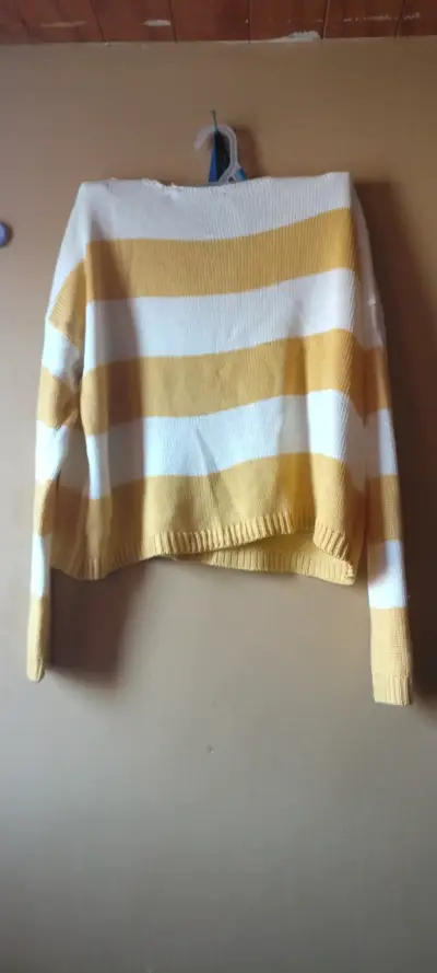 Suéter a rayas blanco y amarillo - miniatura 2