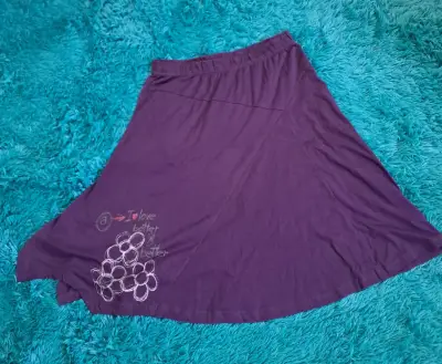 Falda morada con diseño floral - miniatura 1