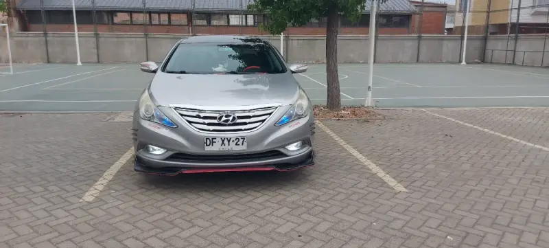 Auto Hyundai gris en buen estado - 1