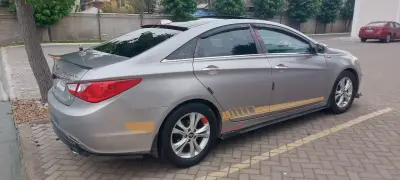 Auto Hyundai gris en buen estado - miniatura 2