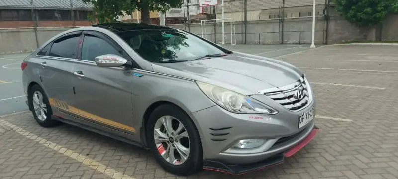 Auto Hyundai gris en buen estado - 3