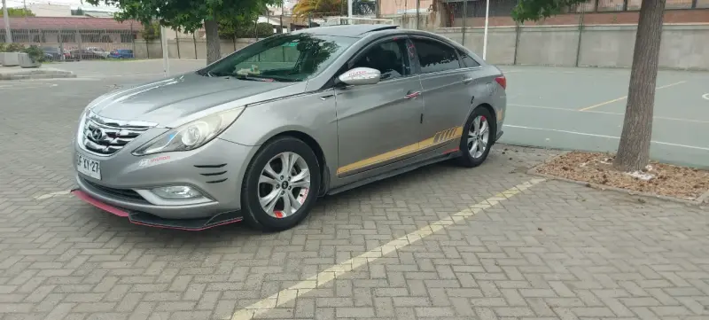 Auto Hyundai gris en buen estado - 4