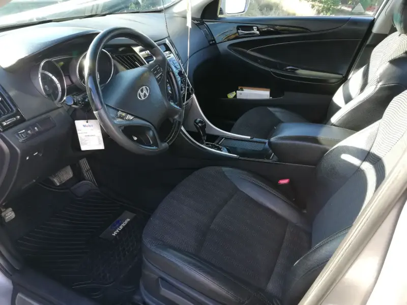 Auto Hyundai gris en buen estado - 5