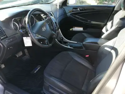 Auto Hyundai gris en buen estado - miniatura 5