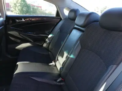Auto Hyundai gris en buen estado - miniatura 6