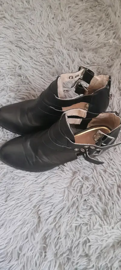 Botines negros de cuero - miniatura 1