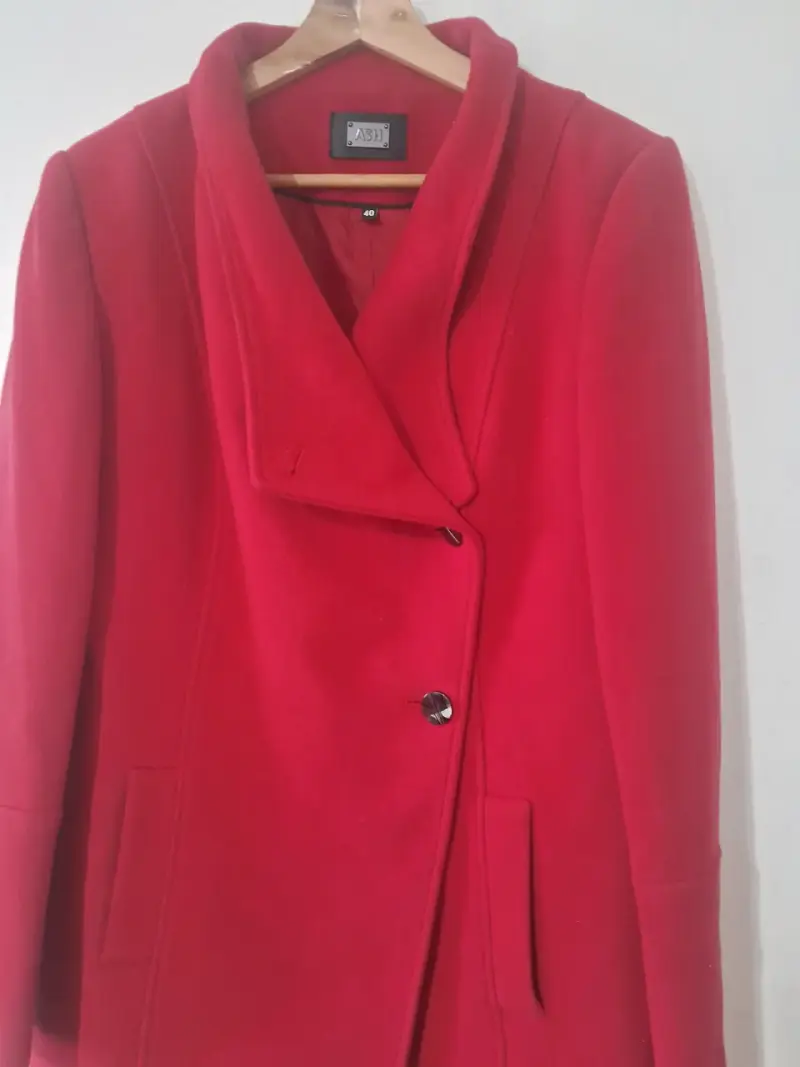 Abrigo rojo elegante mujer - 1