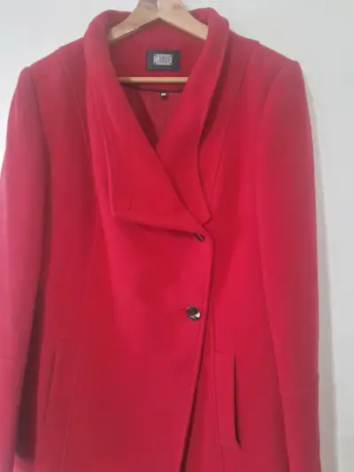 Abrigo rojo elegante mujer - miniatura 1