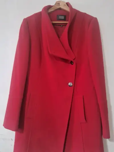 Abrigo rojo elegante mujer - miniatura 2