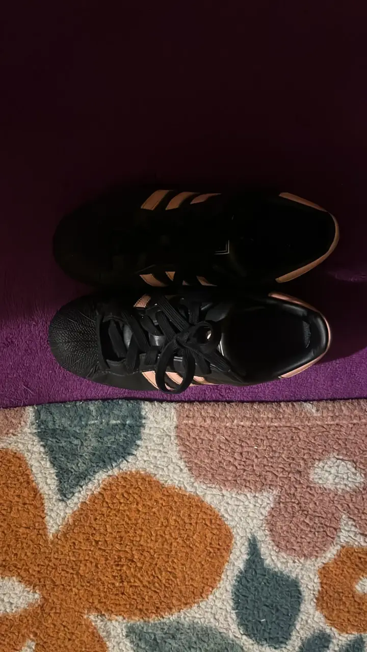 Superstar negras con detalles rosados - 2