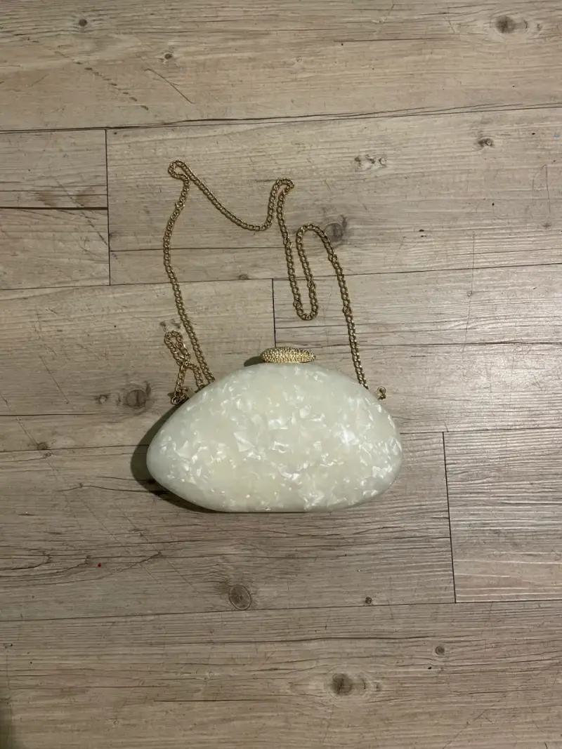 Cartera blanca con cadena dorada - 1