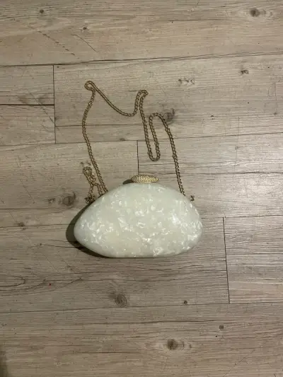 Cartera blanca con cadena dorada - miniatura 1