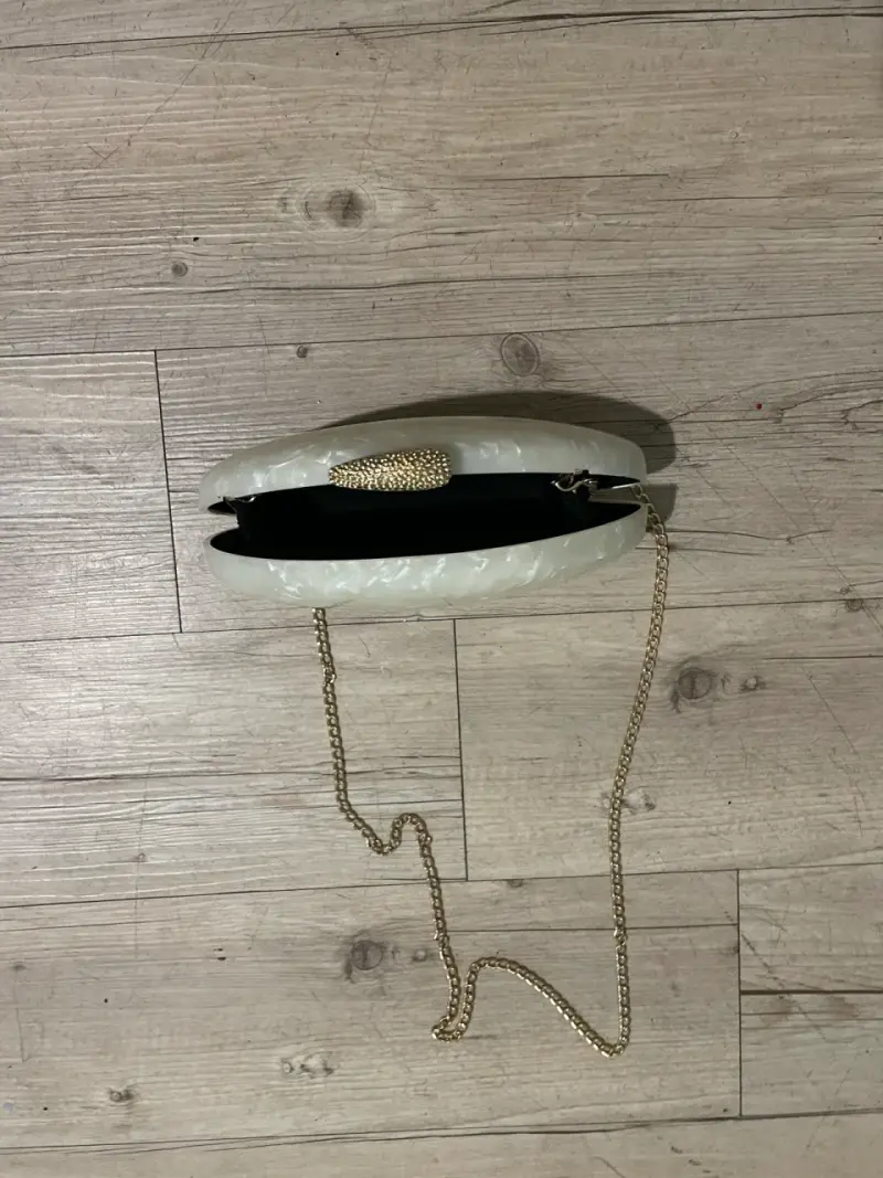 Cartera blanca con cadena dorada - 2