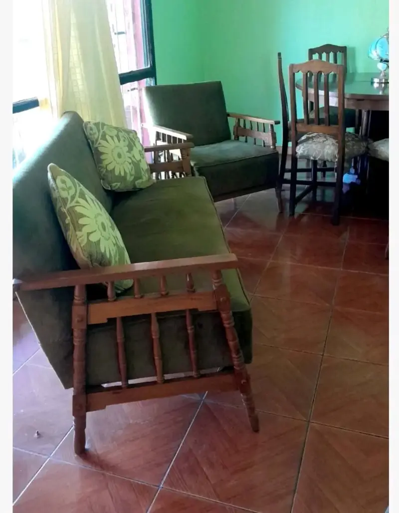 Juego de sofá y dos sillónes de madera