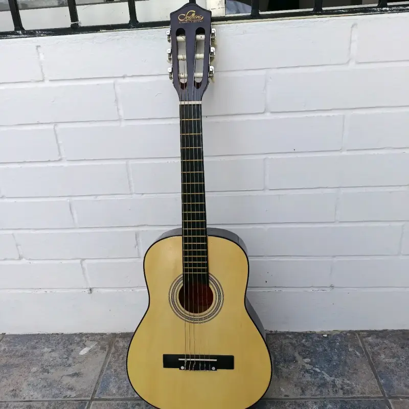 Guitarra acústica clásica beige