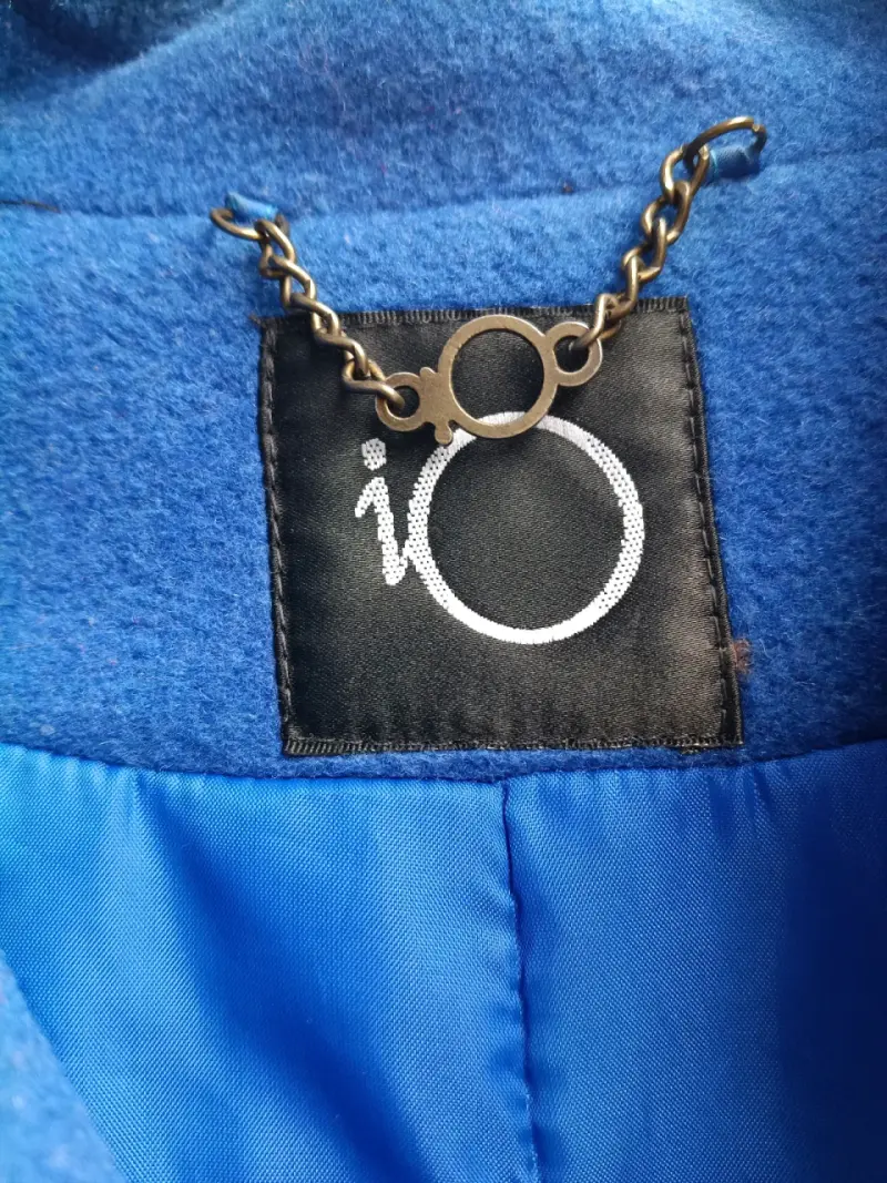 Abrigo azul con cadena decorativa - 1
