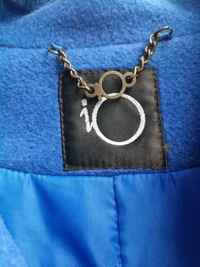 Abrigo azul con cadena decorativa - miniatura 1