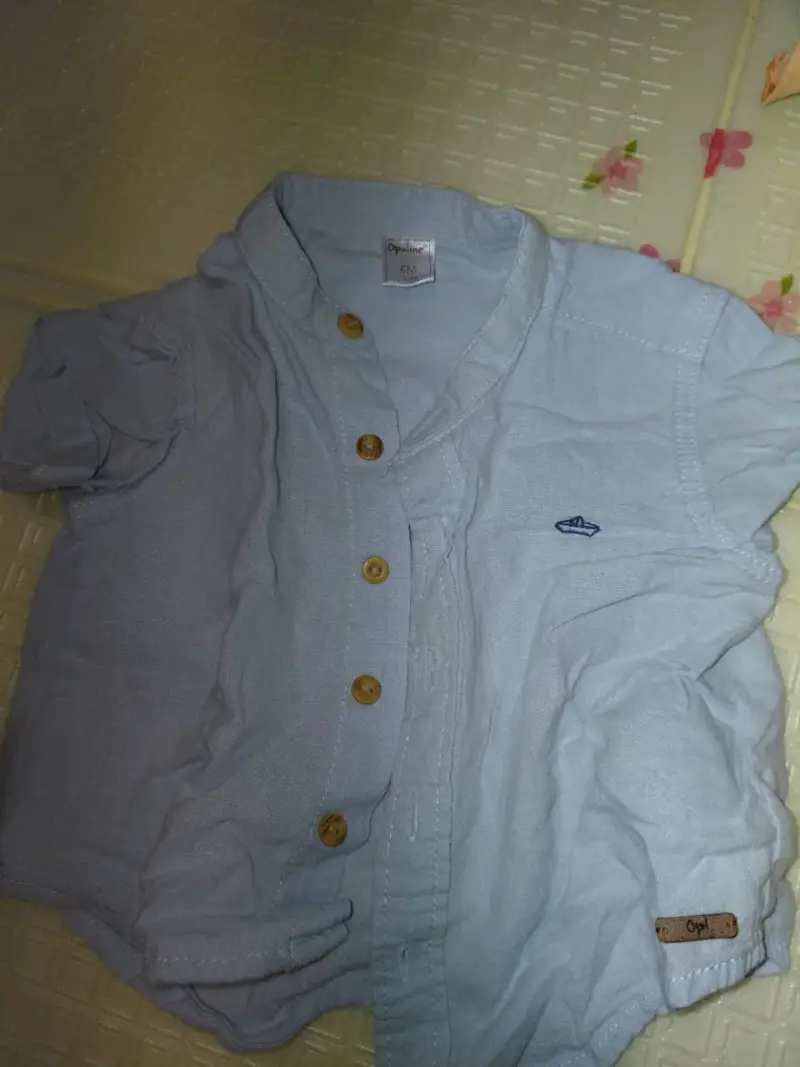Camisa azul bebé con botones