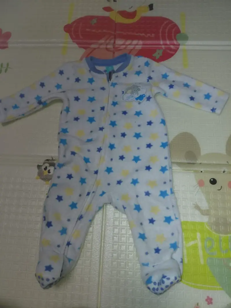 Pijama de bebé con estrellas