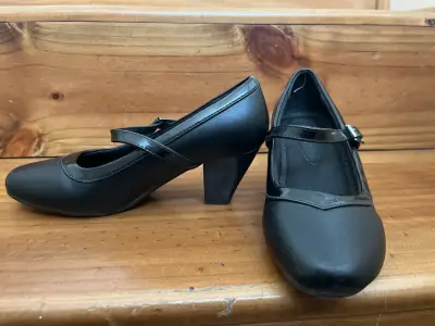 Zapatos cuequeros de tacón negros. - miniatura 1
