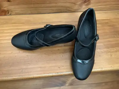 Zapatos cuequeros de tacón negros. - miniatura 2
