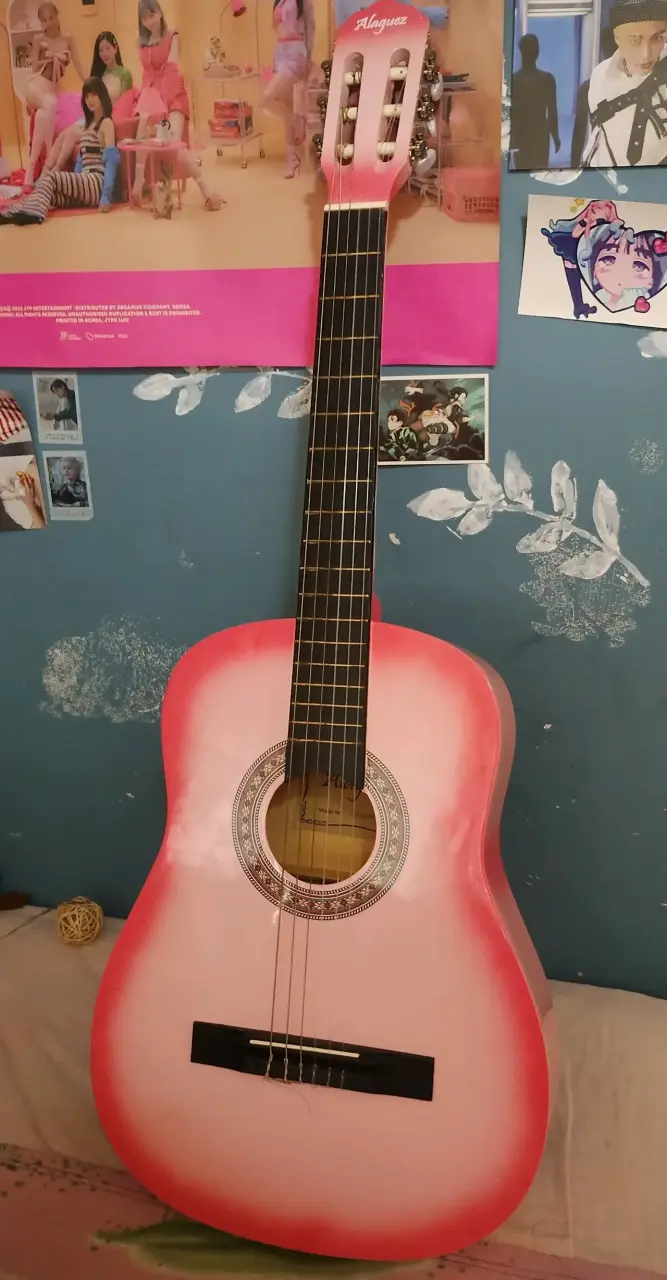 Guitarra acústica rosa