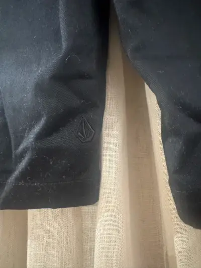 Short negro Volcom talla 34 - miniatura 3