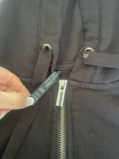 Polerón negro Calvin Klein con cierre - miniatura 2