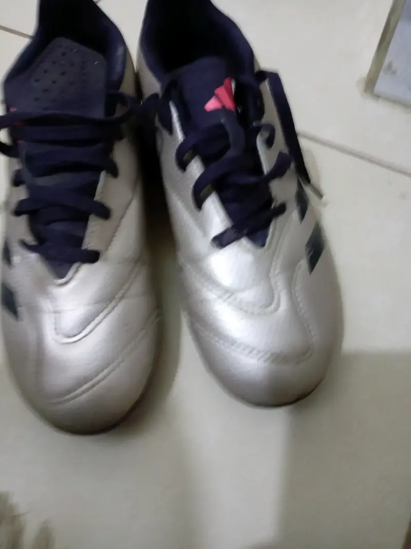 Zapatillas deportivas plateadas - 1