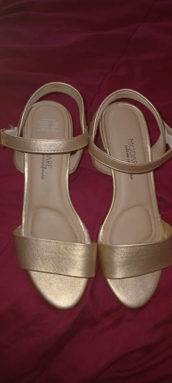 Sandalias doradas con talón abierto - 1