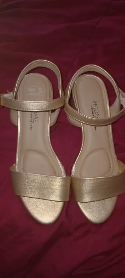 Sandalias doradas con talón abierto - miniatura 1