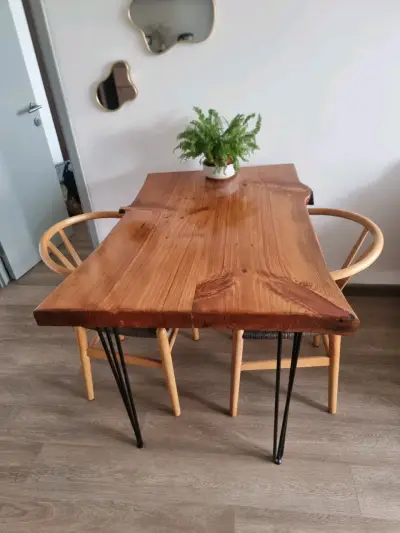 Comedor Mesa rústica y 2 sillas wishbone - miniatura 1