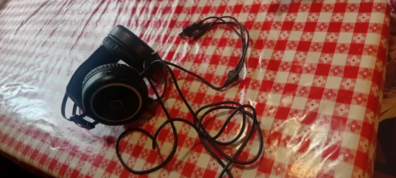 Audífonos negros con cable USB - 1