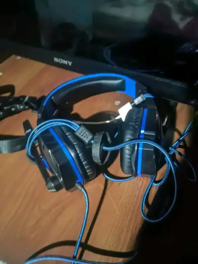 Auriculares gaming azul y negro - miniatura 2