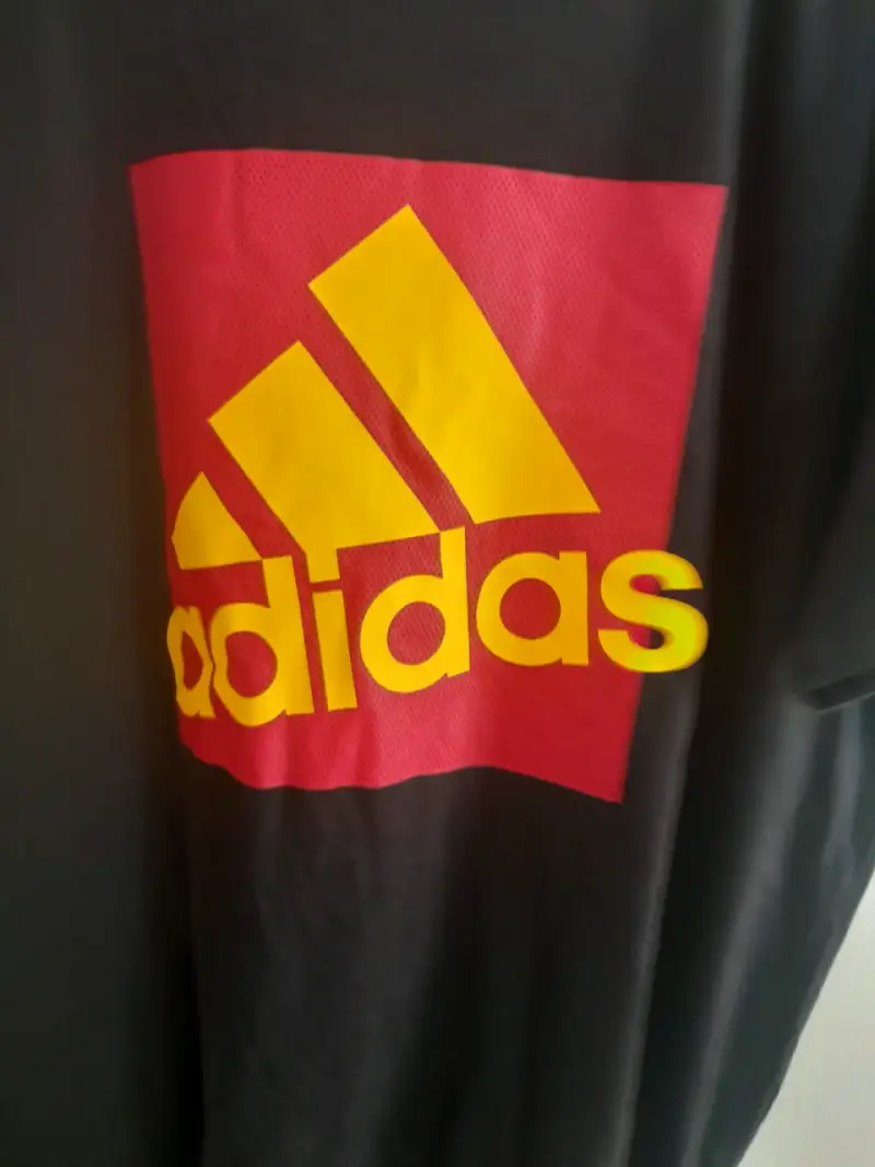 Polera negra Adidas con logo - 2