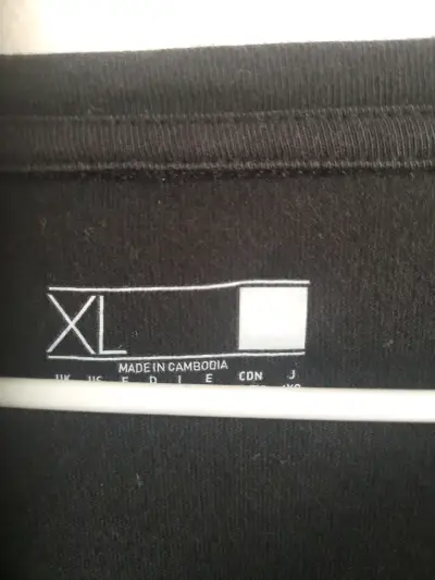 Polera negra Adidas con logo - miniatura 3
