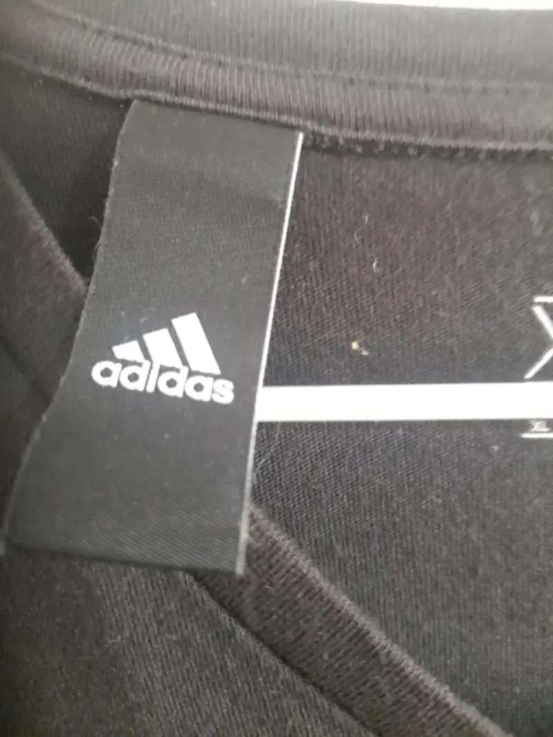 Polera negra Adidas con logo - 4