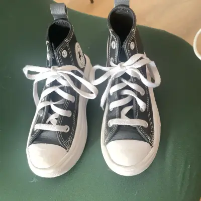 Zapatillas negras con cordones - miniatura 1