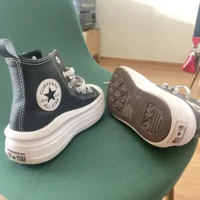 Zapatillas negras con cordones - miniatura 2