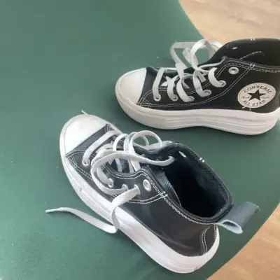 Zapatillas negras con cordones - miniatura 5