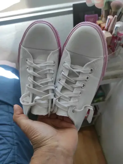 Zapatillas blancas con suela rosa - miniatura 1
